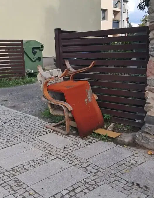 Apel do mieszkańców: gabaryty przy Baszcie i materac przy szkole trzeba zabrać