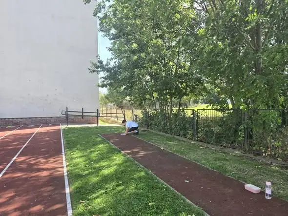 Klasa 4a z Bielawy odkrywa przyrodę w terenie – pierwsza lekcja poza murami szkoły