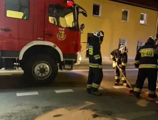 Plama oleju na jezdni w Piławie Górnej – interwencja strażaków
