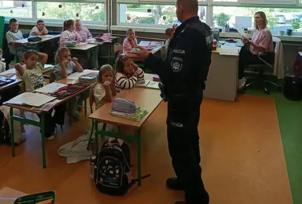 Bielawscy dzielnicowi uczą dzieci bezpieczeństwa w szkołach i przedszkolach