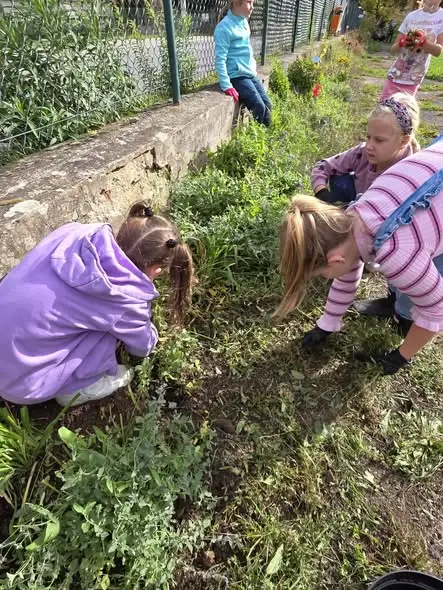 Sprzątanie Świata w szkole: uczniowie zadbali o szkolne rabaty