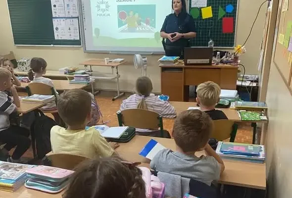 Policjantka uczyła dzieci z Piławy Dolnej, jak bezpiecznie dotrzeć do szkoły