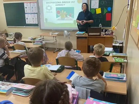 Policjantka uczyła dzieci z Piławy Dolnej, jak bezpiecznie dotrzeć do szkoły