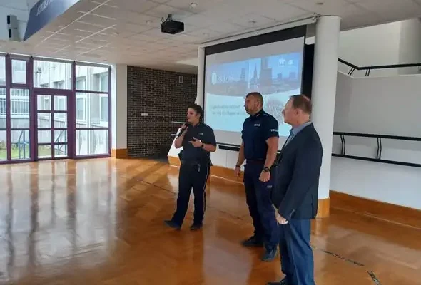 Dzierżoniów: policjanci i bankowiec uczyli młodzież, jak nie dać się oszukać w sieci