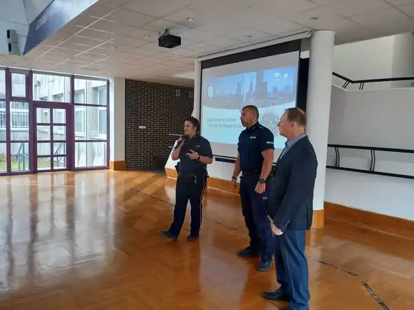 Dzierżoniów: policjanci i bankowiec uczyli młodzież, jak nie dać się oszukać w sieci