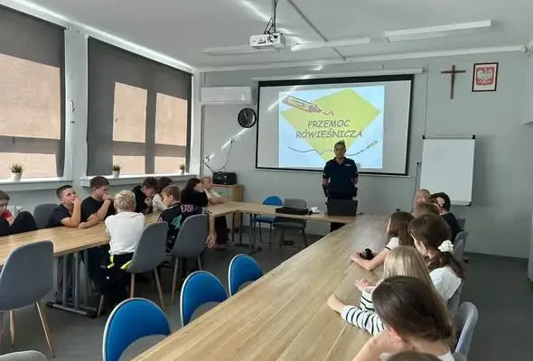 Policjanci z Łagiewnik uczyli dzieci bezpieczeństwa w szkole
