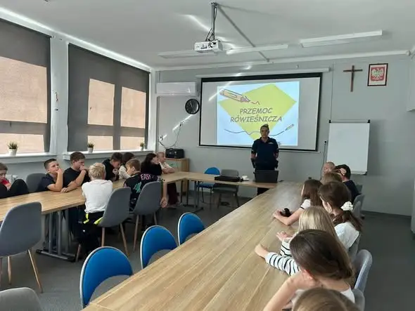Policjanci z Łagiewnik uczyli dzieci bezpieczeństwa w szkole
