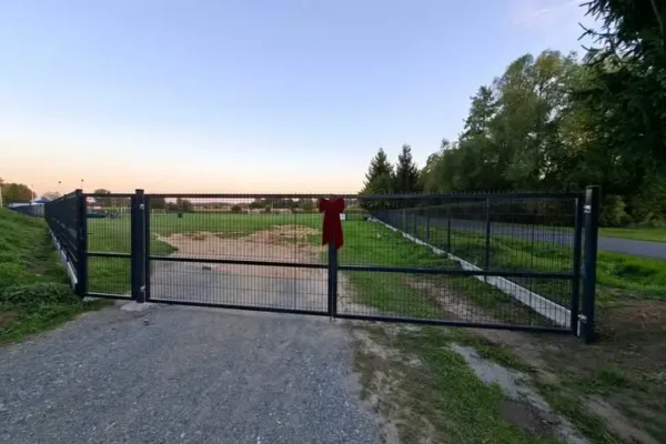 Ogrodzenie boiska w Słupicach prawie gotowe – 80% prac za nami