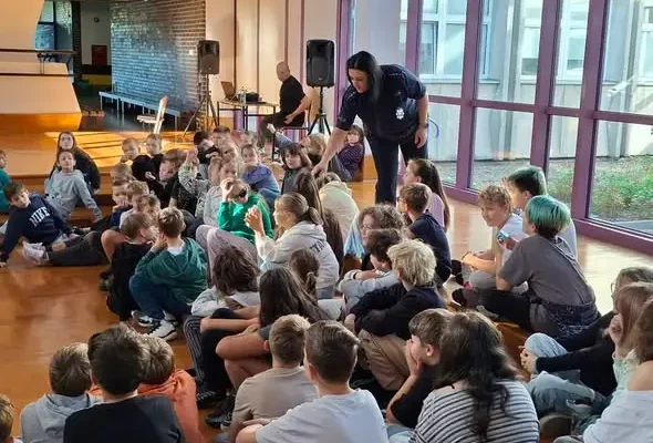 Policjanci z Dzierżoniowa rozmawiali z uczniami o przemocy rówieśniczej i hejcie