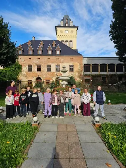 Klasa 1b z wizytą w Piławie Górnej – piknik, historia i 6,5 tysiąca kroków
