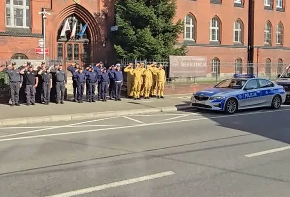 Minuta ciszy w całej Polsce. Dzierżoniowscy policjanci pożegnali zmarłego kolegę
