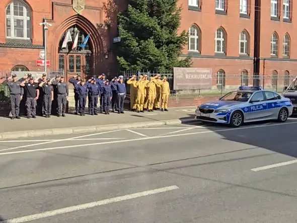 Minuta ciszy w całej Polsce. Dzierżoniowscy policjanci pożegnali zmarłego kolegę