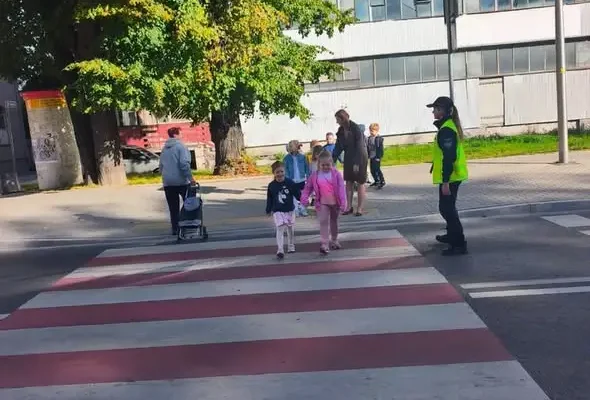 Piławscy dzielnicowi uczyli przedszkolaków bezpiecznego przechodzenia przez jezdnię