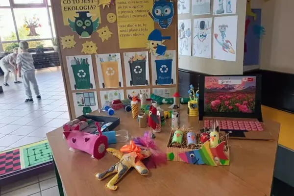 Uczniowie klasy 2b tworzą zabawki z recyklingu – ekologiczna wystawa w szkole