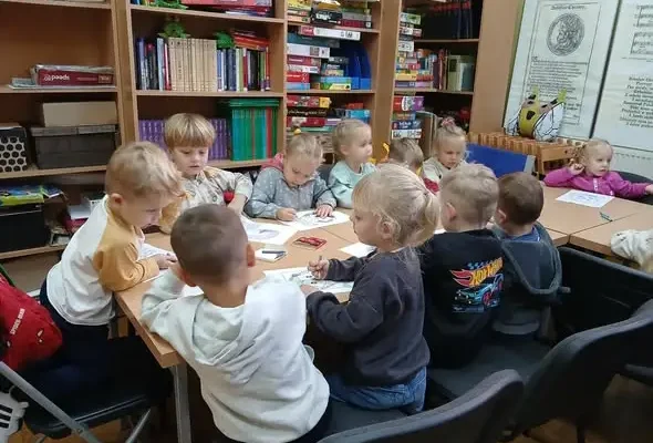 Przedszkolaki z Niemczy odkrywały świat literatury w bibliotece