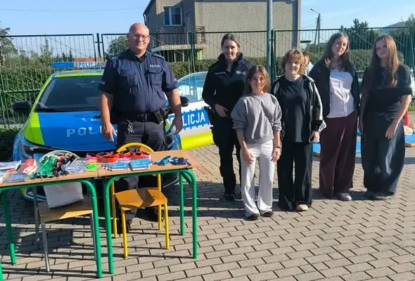 Bielawscy dzielnicowi spotkali się z uczniami na pikniku szkolnym