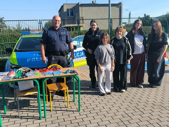 Bielawscy dzielnicowi spotkali się z uczniami na pikniku szkolnym