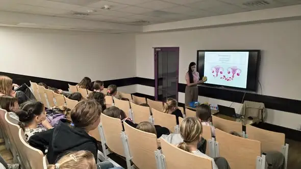 Dziewczęta z klasy 5 w Dzierżoniowie uczyły się o dojrzewaniu