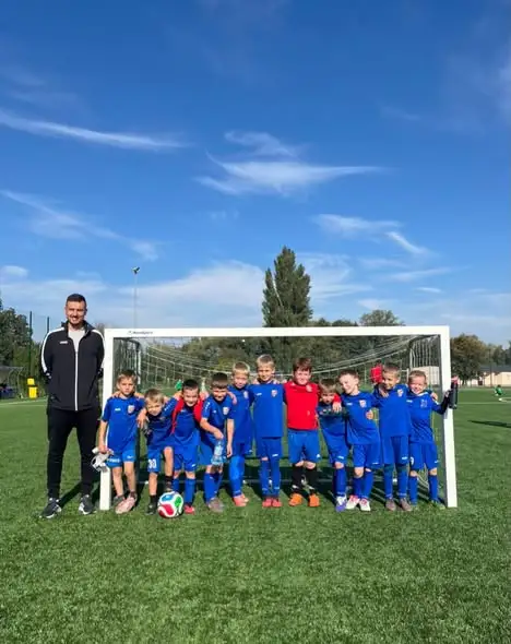 Młodzi piłkarze UKS Lechia rozegrali multisparingi w Dzierżoniowie i Strzelinie