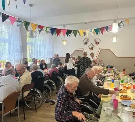 Uczniowie klasy 3 odwiedzili seniorów z DPS w Niemczy z koncertem i życzeniami