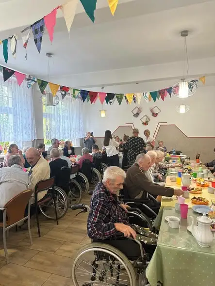 Uczniowie klasy 3 odwiedzili seniorów z DPS w Niemczy z koncertem i życzeniami