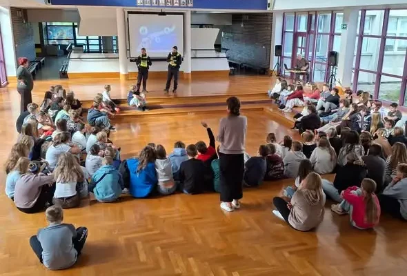 Policjanci z Dzierżoniowa uczyli uczniów zasad bezpieczeństwa na drodze