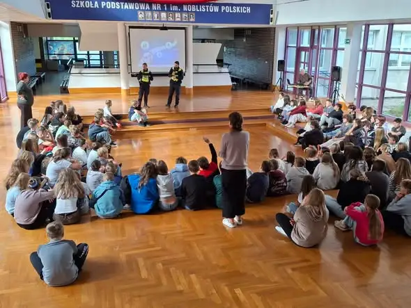 Policjanci z Dzierżoniowa uczyli uczniów zasad bezpieczeństwa na drodze