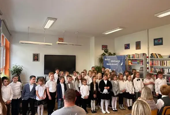Dzień Edukacji Narodowej w szkole w Pilawie – występy, życzenia i podziękowania