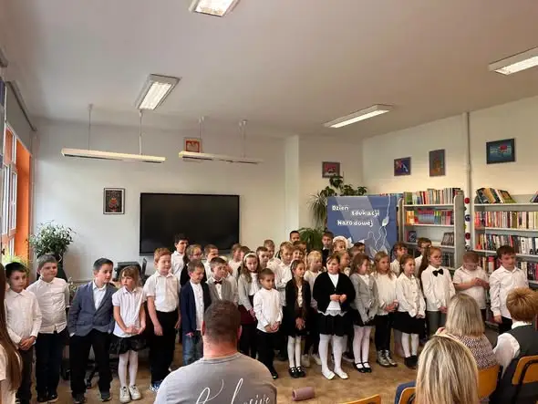 Dzień Edukacji Narodowej w szkole w Pilawie – występy, życzenia i podziękowania