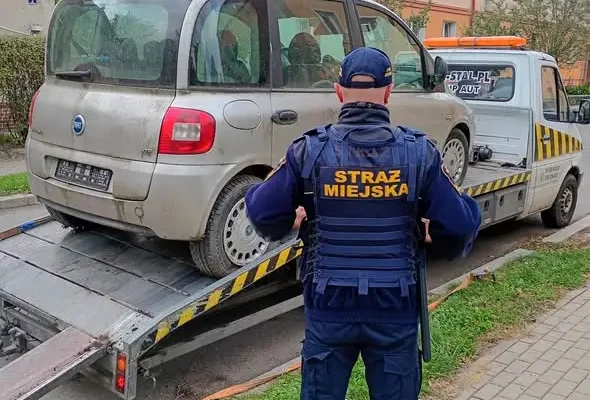 Dzierżoniów: Straż Miejska usuwa wraki z ulic. Fiat zniknął z ul. Słowackiego