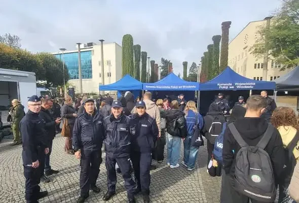 Escapetruck w Wrocławiu: dzierżoniowscy policjanci i młodzież z OHP o zagrożeniach handlem ludźmi