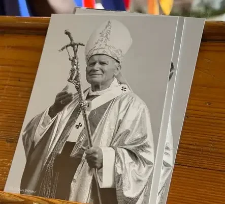 48. rocznica wyboru Karola Wojtyły na papieża – szkolny poczet sztandarowy w Niemczy