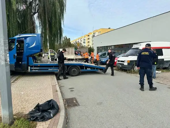 Porzucony kamper zniknął z osiedla Różanego w Dzierżoniowie