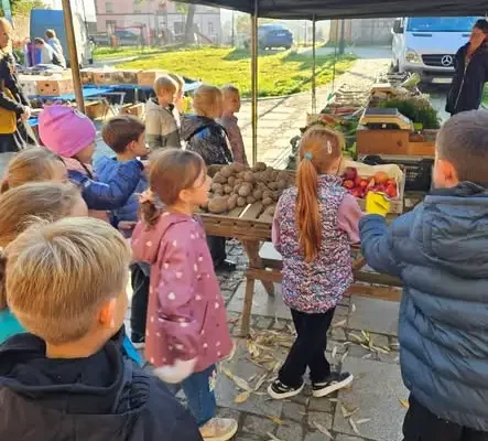 Jesienny dzień targowy w Niemczy oczami uczniów