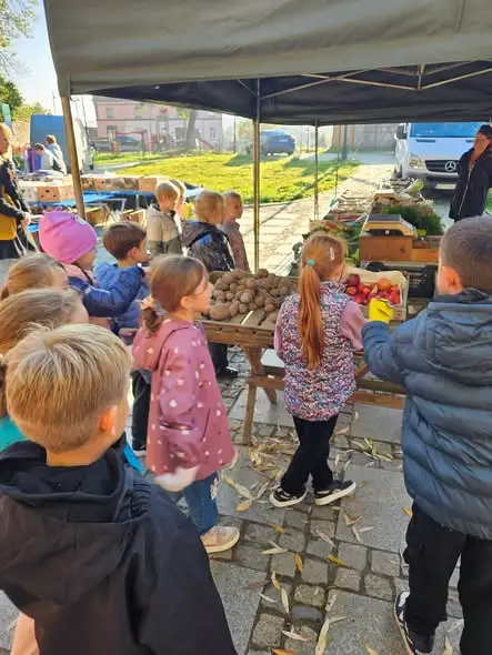 Jesienny dzień targowy w Niemczy oczami uczniów