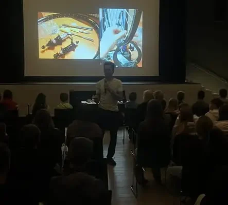 Daniel Kocuj opowiedział uczniom z Łagiewnik o rowerowej wyprawie z Sydney do Szczecina