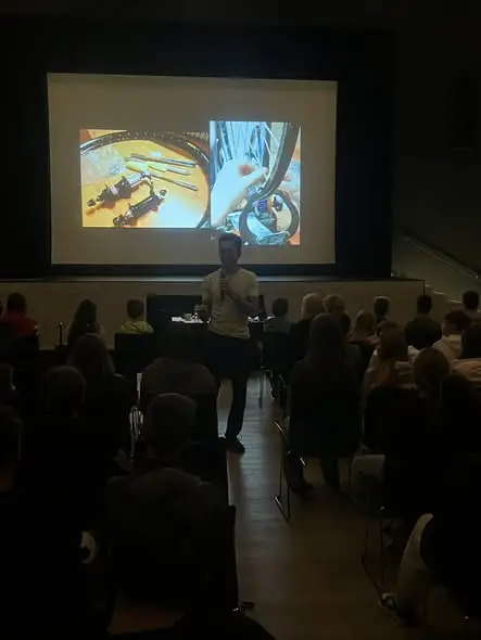 Daniel Kocuj opowiedział uczniom z Łagiewnik o rowerowej wyprawie z Sydney do Szczecina