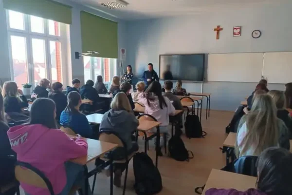 Dzierżoniowska Policja uczy młodzież, jak reagować na zagrożenia – zasada 4U