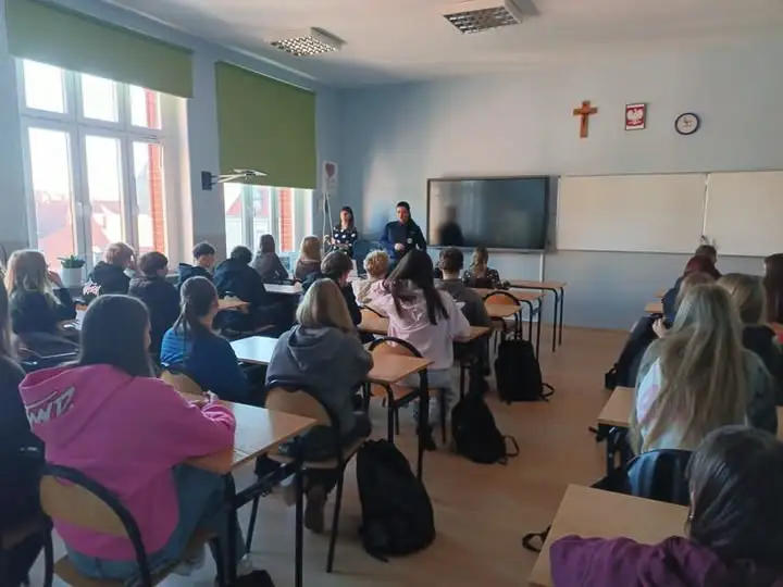 Dzierżoniowska Policja uczy młodzież, jak reagować na zagrożenia – zasada 4U