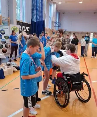 Najmłodsza drużyna z Piławy na turnieju siatkówki na siedząco