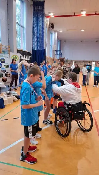 Najmłodsza drużyna z Piławy na turnieju siatkówki na siedząco